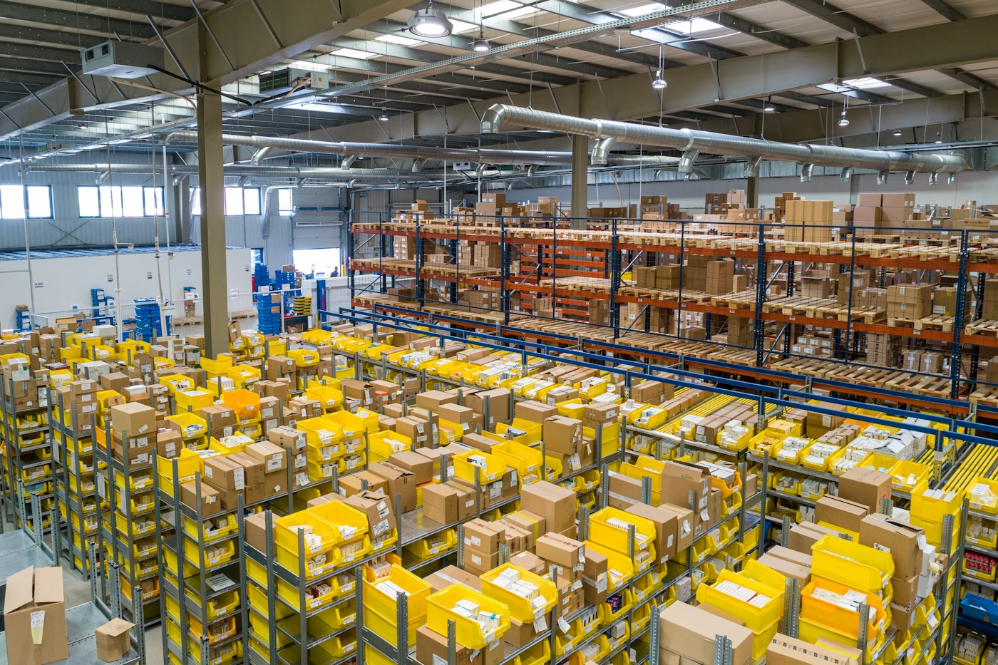 Warehouse storage and goods-handling environment
